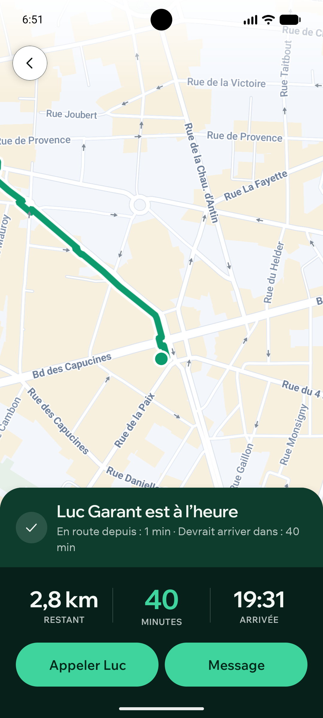 Le téléphone du contact, position visible : la carte, le trajet en vert, « Luc Garant est à l’heure », la distance restante et l’heure d’arrivée.